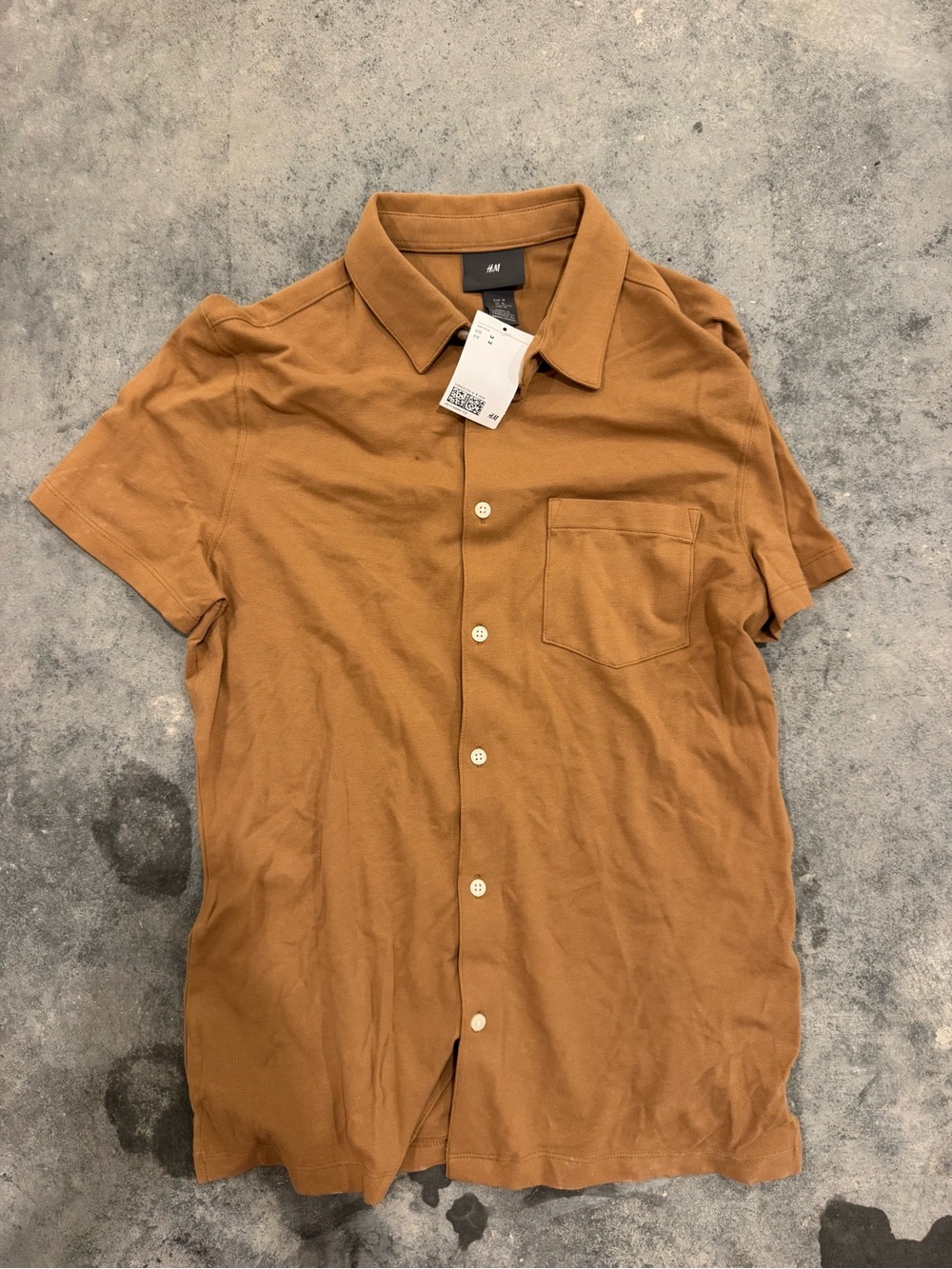 H&M Men’s Short Sleeve Button-Down Shirt in Camel Brown